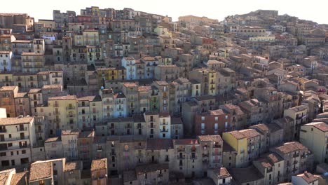 Luftaufnahme-Des-Rückflugs-Zeigt-Die-Wunderschöne-Bergstadt-Gangi-Auf-Sizilien,-Italien