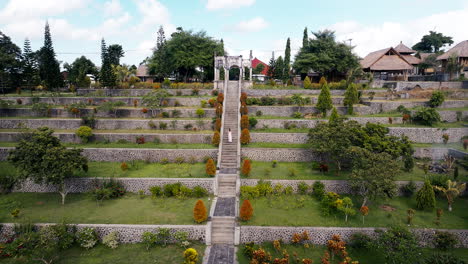 Una-Viajera-Vestida-De-Verano-Sube-Las-Escaleras-Del-Palacio-Del-Agua-De-Ujung