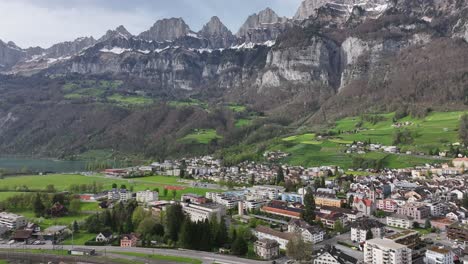 Vista-Del-Paisaje-De-La-Ciudad-De-Walenstadt-Desde-Un-Dron.