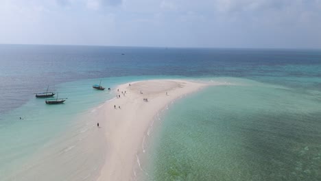 Sandstrandparadies-Für-Den-Tourismus-Auf-Der-Insel-Kwale-In-Sansibar-An-Der-Küste-Tansanias,-Luftaufnahme