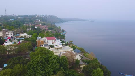 Toma-Aérea-De-Drones-De-Edificios-Residenciales-Alrededor-Del-Lago-Superior-De-Bhopal,-Capital-De-Madhya-Pradesh,-Durante-La-Mañana-En-India