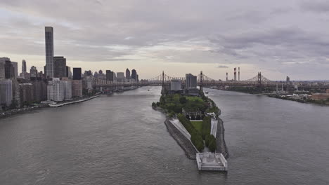 NYC-New-York-Aerial-v332-drone-flyover-Roosevelt-Island-capturing-Queensboro-Bridge,-Manhattan-cityscape-along-East-river-featuring-Cornell-Tech-campus---Shot-with-Mavic-3-Pro-Cine---September-2023