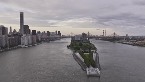 Nyc-Nueva-York-Antena-V332-Drone-Sobrevuelo-A-La-Isla-Roosevelt-Capturando-El-Puente-De-Queensboro,-El-Paisaje-Urbano-De-Manhattan-A-Lo-Largo-Del-Río-Este-Con-El-Campus-Tecnológico-De-Cornell---Filmado-Con-Mavic-3-Pro-Cine---Septiembre-De-2023