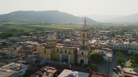 Panorama-Luftvermessungsflug-Der-Diözesankirche-Sanctuary-Im-Stadtzentrum-Von-Tamazula-De-Gordiano,-Umlaufbahn-Von-Rechts-Nach-Links