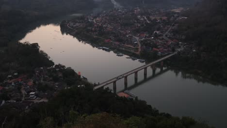 Silhouette-Einer-Brücke-über-Einen-Fluss-In-Der-Bergstadt-Nong-Khiaw-In-Laos,-Südostasien