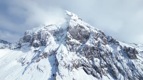 Toma-Aérea-De-Las-Montañas-Nevadas-De-Fronalpstock-Glarus,-Suiza