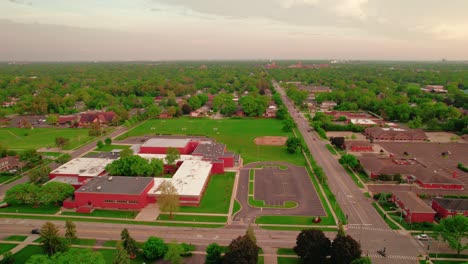 Descripción-Aérea-De-La-Escuela-Secundaria-Thomas-En-Arlington-Heights,-Illinois,-Rodeada-De-Exuberante-Vegetación