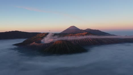 Vista-Aérea-Del-Monte-Bromo-En-El-Hermoso-Amanecer,-Java,-Indonesia