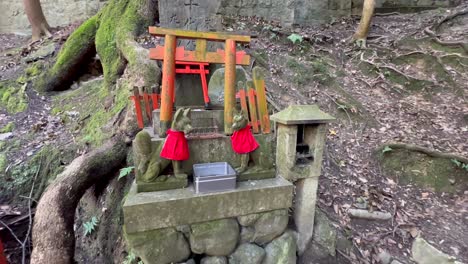 Estatuas-Y-Una-Papelera-En-Un-Santuario-De-Fushimi-Inari-Taisha-En-Kioto,-Japón