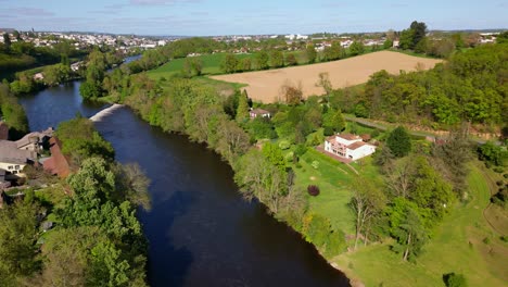 Casas-De-Lujo-A-Lo-Largo-Del-Río-Vienne-En-La-Campiña-De-Limoges,-Francia