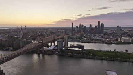 Nyc-Nueva-York-Antena-V360-Sobrevuelo-Midtown-Manhattan-Capturando-La-Isla-Roosevelt,-Puente-De-Queensboro-Sobre-El-Río-Este,-Paisaje-Urbano-Del-Amanecer-De-Long-Island-City---Filmado-Con-Mavic-3-Pro-Cine---Septiembre-De-2023