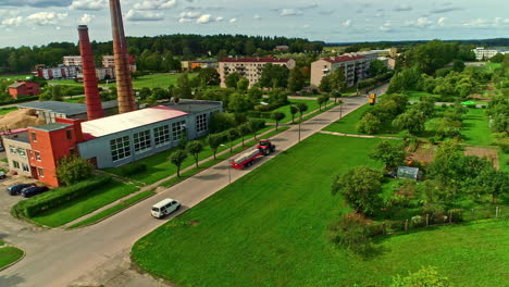 Luftaufnahme-Einer-Stadt-Mit-Industrieschornsteinen-Im-Hintergrund