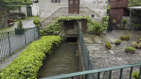 Inclinarse-A-Lo-Largo-Del-Canal-Vallado-En-Portugal-En-Un-Barrio-Tranquilo