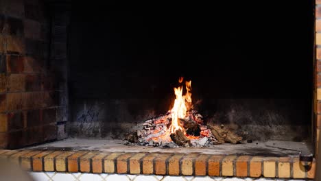 Toma-Lenta-Y-Reveladora-De-Un-Horno-De-Ladrillos-De-Madera-En-La-Cocina-De-Un-Restaurante.