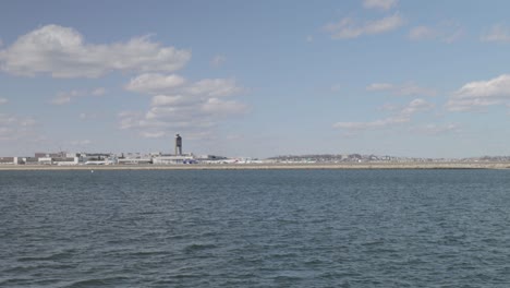 Vista-Del-Puerto-De-Boston-Del-Paisaje-De-La-Ciudad-Desde-Un-Ferry-En-4k