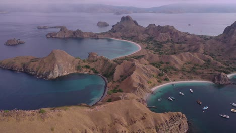 Vista-Aérea-De-La-Isla-Padar-Al-Amanecer,-Parque-Nacional-De-Komodo,-Indonesia