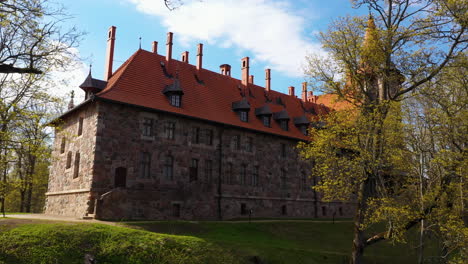 Stone-walls-and-red-rooftop-of-Cesvaines-castle,-side-view