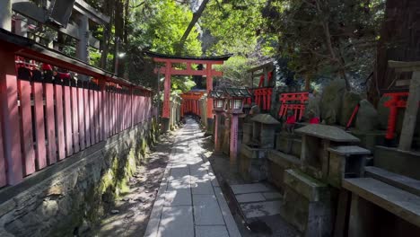 Schmaler-Gehweg-Durch-Ein-Tor-Des-Fushimi-Inari-Taisha-In-Kyoto,-Japan