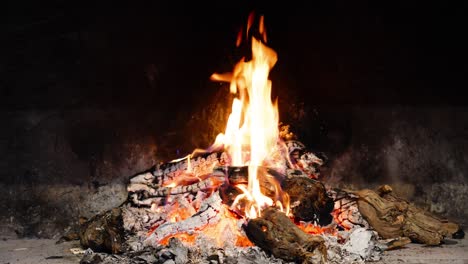 Toma-En-órbita-Lenta-Que-Muestra-Un-Horno-De-Leña-Ardiendo-Listo-Para-Cocinar.