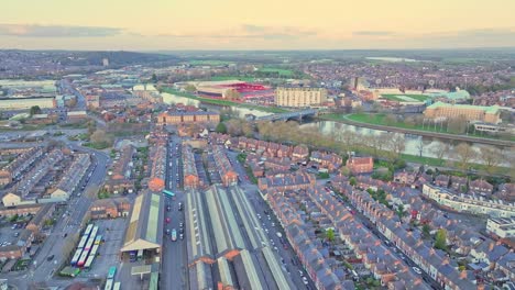 Un-Vídeo-Cinematográfico-Con-Drones-Que-Muestra-Líneas-Rectas-De-Calles-Con-Negocios-Locales-Y-Casas-Privadas-En-Nottingham,-Reino-Unido.