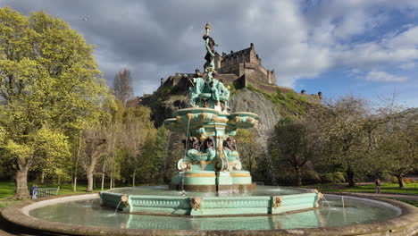 Slowmotion-dolly-view-of-the-Ross-Fountain-with-the-Edinburgh-castle-in-the-background