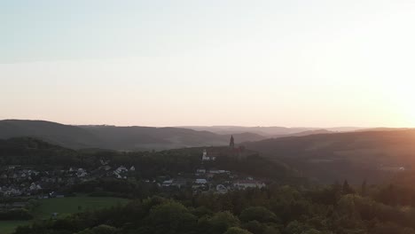Sonnenuntergang-über-Dem-Romantischen-Tal-Mit-Burg-Bouzov-In-Böhmen