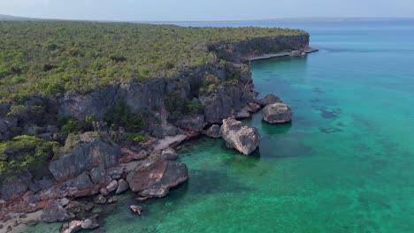 Cantos-Rodados-Y-Acantilados-Rocosos-Del-Parque-Nacional-Jaragua-Por-Bahía-De-Las-Águilas-En-República-Dominicana