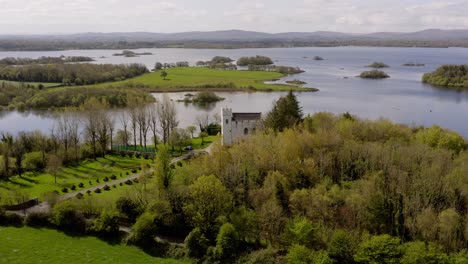 Retirada-De-Drones-Desde-El-Castillo-De-Cargin-En-La-Orilla-Del-Lago-Corrib