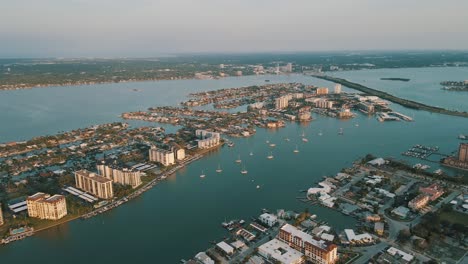 Wunderschöne-Luftaufnahmen-Von-Clearwater-Harbor,-Florida-Bei-Sonnenuntergang