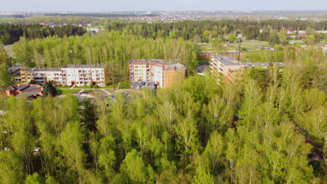 Wohnhäuser-Aus-Der-Zeit-Der-Sowjetunion,-Umgeben-Von-Grünen-Wäldern