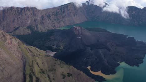 Mount-Rinjani-Bei-Wunderschönem-Sonnenaufgang,-Der-Zweithöchste-Vulkan-Indonesiens