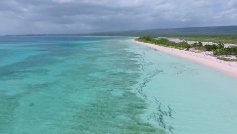 Kristallklares-Wasser-Der-Bahia-De-Las-Aguilas,-Eagles-Bay-Beach-In-Pedernales,-Dominikanische-Republik