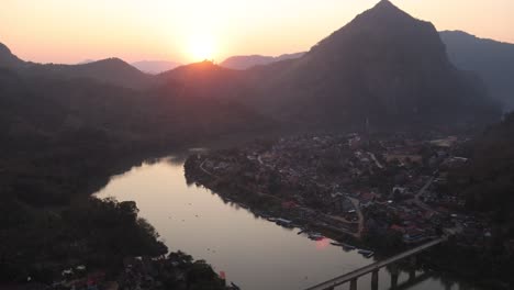 Goldener-Sonnenuntergang-über-Der-Flussbiegung-Mit-Brücke-In-Der-Bergstadt-Nong-Khiaw-In-Laos,-Südostasien