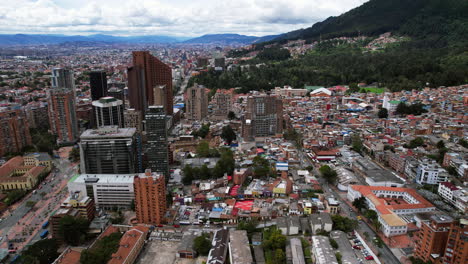 Drohnenaufnahme-über-Dem-Stadtbild-Der-Innenstadt-Von-Bogota,-Tagsüber-In-Kolumbien