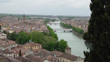 Blick-Auf-Die-Stadtlandschaft-Von-Verona,-Häuser-Mit-Traditioneller-Italienischer-Architektur-Und-Den-Fluss-Adiga-Mit-Brücken-Während-Des-Tages