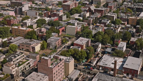 NYC-New-York-Luftaufnahme-V201-Vogelperspektive-Drohnenüberflug-über-Red-Hook-Brooklyn-Viertel,-Schwenk-Nach-Oben,-Um-Das-Industrielle-Hafenviertel-Und-Die-Innenstadtansicht-Einzufangen-–-Aufgenommen-Mit-Inspire-3-8k-–-September-2023