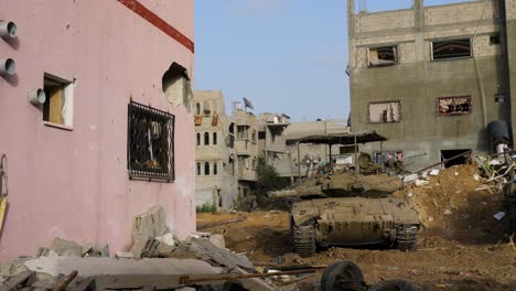Tanque-Israelí-En-Operaciones-Terrestres-En-La-Franja-De-Gaza-Durante-La-Guerra-Entre-Israel-Y-Hamas,-Destrucción-De-Un-Edificio-Residencial-En-Gaza-Por-Ataque-Israelí