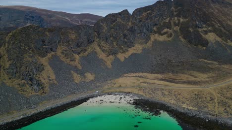 Kleiner-Strand-An-Der-Ecke-Der-Ridge-Hills