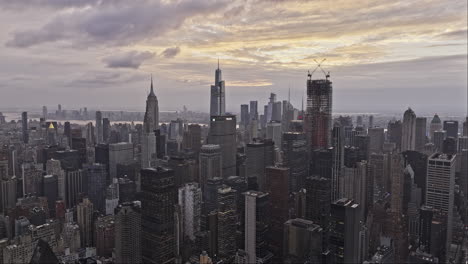 Nyc-Nueva-York-Antena-V341-Drone-Sobrevuelo-Este-Midtown-Manhattan-Capturando-El-Populoso-Paisaje-Urbano-De-Imponentes-Rascacielos-Y-Edificios-De-Gran-Altura---Filmado-Con-Mavic-3-Pro-Cine---Septiembre-De-2023