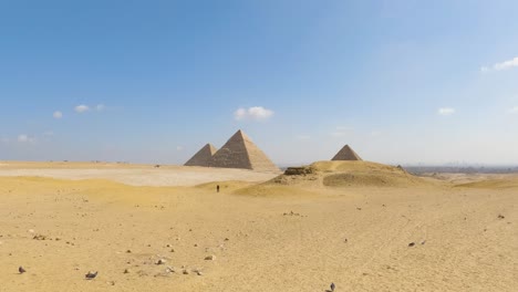 Sanfte-Wüstendünen-Mit-Den-Großen-Pyramiden-Von-Gizeh-In-Der-Ferne-Unter-Dem-Blauen-Himmel-Ägyptens