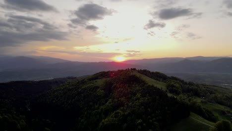 Imágenes-Cinematográficas-De-Drones-Aéreos-De-4.000-Metros-Volando-Sobre-Montañas-Durante-Una-Hermosa-Puesta-De-Sol-En-Rumania