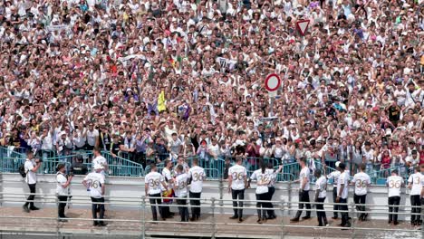 Die-Spieler-Von-Real-Madrid-Feiern-Den-Gewinn-Der-36.-Spanischen-Fußball-Meisterschaft,-Der-La-Liga-Trophäe,-Auf-Dem-Cibeles-Platz,-Wo-Sich-Tausende-Von-Fans-In-Madrid-Versammelten