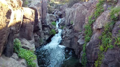 Reise-Durch-Einen-Bilder-Canyon-Und-Nähere-Mich-Einem-Wasserfall