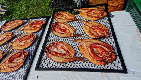 Lenguado-A-La-Parrilla,-Pescado-Plano-Sobre-Una-Rejilla-En-Una-Mesa-Al-Aire-Libre