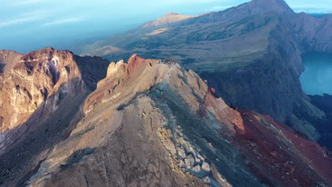 Gipfel-Des-Mount-Rinjani-Bei-Wunderschönem-Sonnenaufgang,-Der-Zweithöchste-Vulkan-Indonesiens