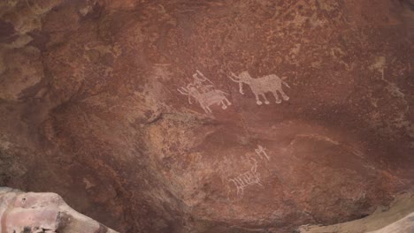 Toma-Panorámica-De-Pinturas-Rupestres-Prehistóricas-En-Refugios-Rocosos-Y-Cuevas-De-Bhimbetka-En-Bhopal,-Madhya-Pradesh,-India.