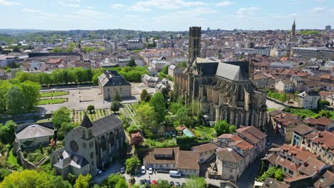 Cathedral-of-Saint-Etienne-and-Sainte-Marie-de-la-Regle-Abbey,-Limoges-in-France