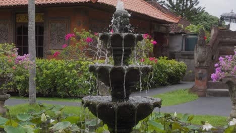 Fuente-En-Cascada-En-El-Templo-Hindú,-Bali,-Indonesia