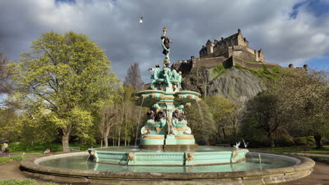 Möwen-Fliegen-An-Einem-Sonnigen-Tag-Um-Den-Ross-Brunnen-In-Edinburgh-Mit-Dem-Schloss-Im-Hintergrund