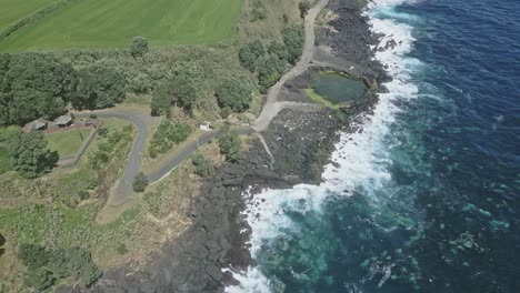 Carretera-Panorámica-Costera-Frente-Al-Mar-A-Lo-Largo-De-La-Costa-De-Santo-Antonio,-Azores